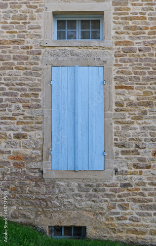 Obraz na płótnie old window with light blue shutters w salonie