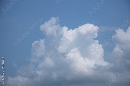 파란하늘의 하얀 뭉게구름 © PILYONG