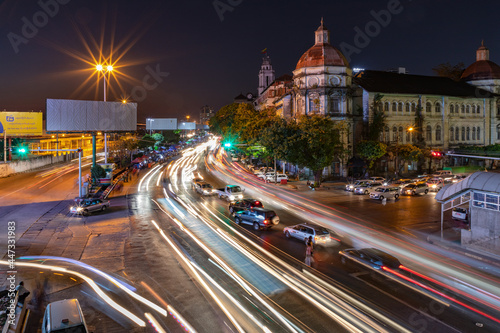 Fotografie Eine Nachtaufnahme von fahrenden Autos an der Strand Rd im burmesischen Yangon