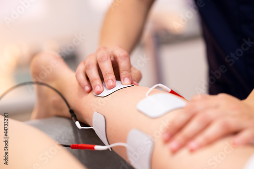 Tableau sur toile Electro stimulation in physical therapy to a young woman