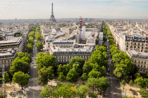View of two tree-lined avenues leading to the Arc de Triomphe and all the urban movement that surrounds it © Marquicio