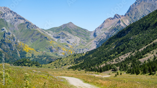 Hermosa vista del Valle de Otal con montañas y colinas verdes