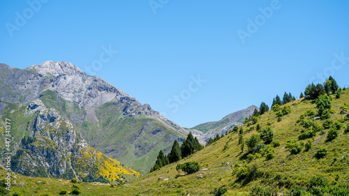 Hermosa vista del Valle de Otal con montañas y colinas verdes