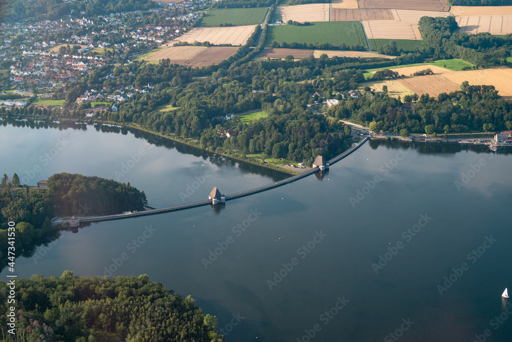 Luftbild der Sperrmauer am Möhnesee, Möhnetalsperre im Sauerland, mit hohem Wasserstand Luftbild der Sperrmauer am Möhnesee, Möhnetalsperre im Sauerland, mit hohem Wasserstand
