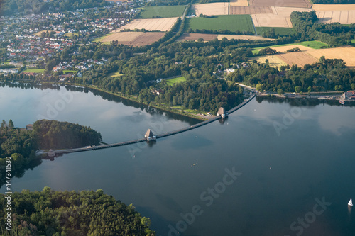 Luftbild der Sperrmauer am Möhnesee, Möhnetalsperre im Sauerland, mit hohem Wasserstand