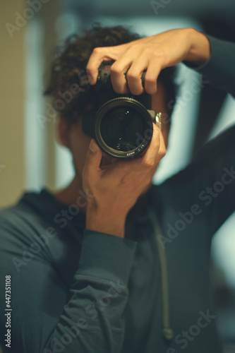 fotógrafo al espejo vintage con cámara, reflejo