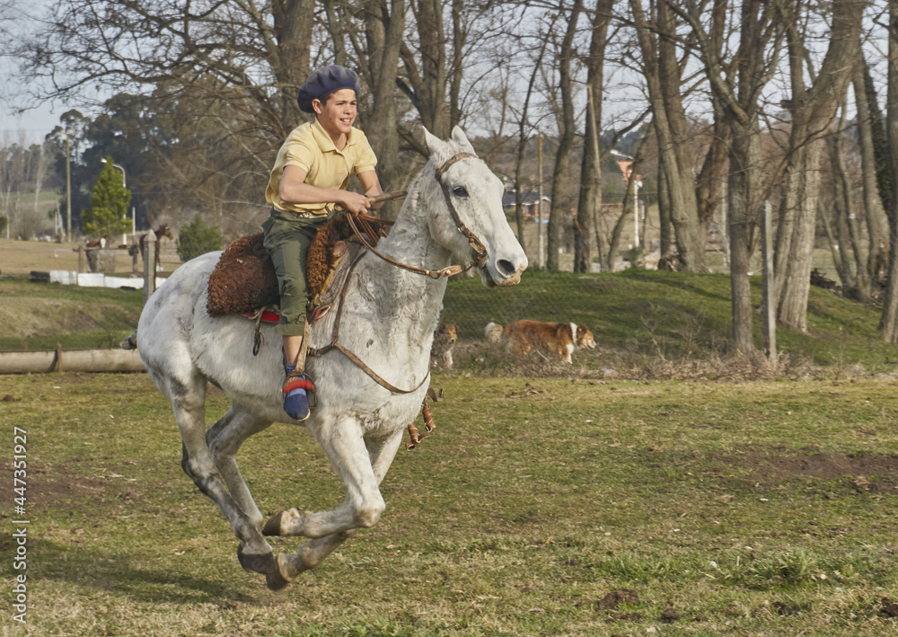 primer plano de joven cabalgando a velocidad primer plano de joven cabalgando a velocidad