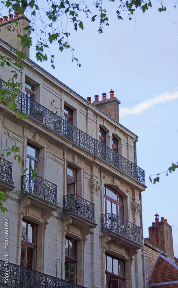 Fototapeta premium mehrstöckiges Stadthaus im neoklassizistischen Stil, Frankreich, Detail