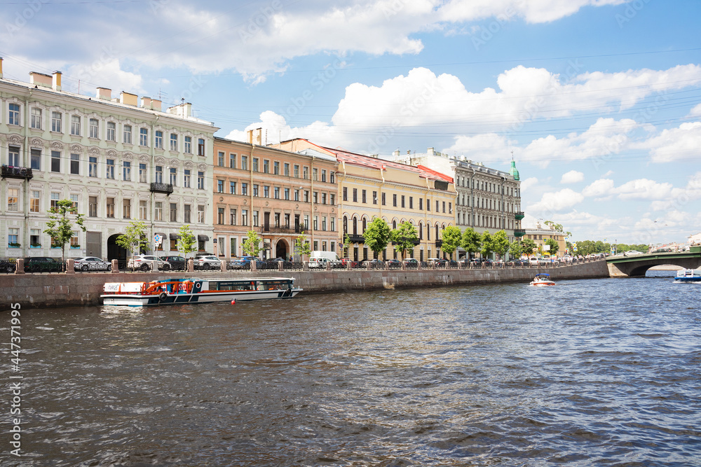 Naklejka premium Embankment of Neva River with buildings on a sunny day 