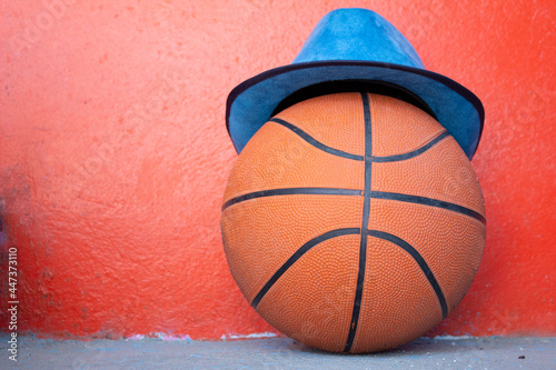 Billede på lærred BALÓN DE BASKETBOL CON SOMBRERO AZUL