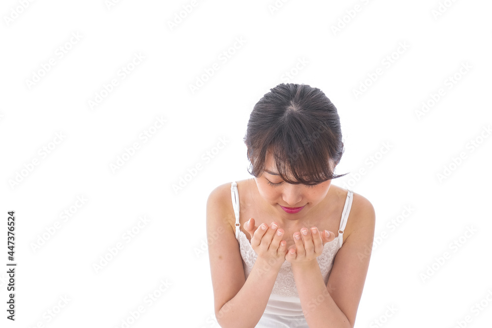 Obraz premium 洗顔をする若い女性