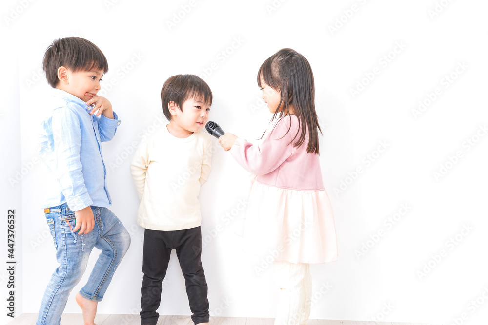 家で遊ぶ子どもたち 家で遊ぶ子どもたち