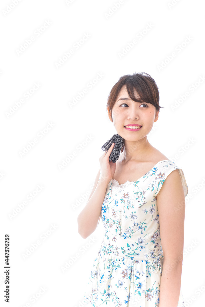 OKサインをしながらアルコール消毒をする若い女性 OKサインをしながらアルコール消毒をする若い女性