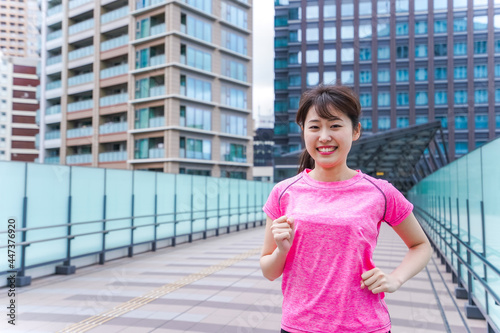 ランニングをする女性