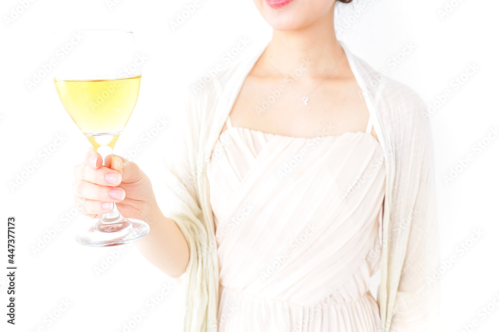 お酒を飲む女性