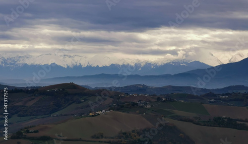 Montagne innevate e valli dell   Appennino in una nuvolosa giornata autunnale