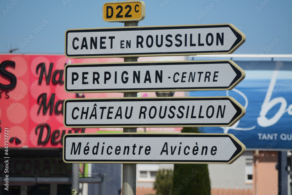 Panneau : flèches de direction Canet en Roussillon, Perpignan, château Roussillon, Médicentre, Pyrénées orientales, Occitanie.