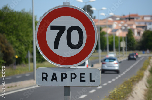 Panneau : rappel vitesse limitée à 70 kmh.