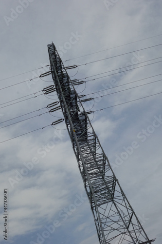 空間にそびえる、電力供給でお馴染みの高圧送電鉄塔 photo