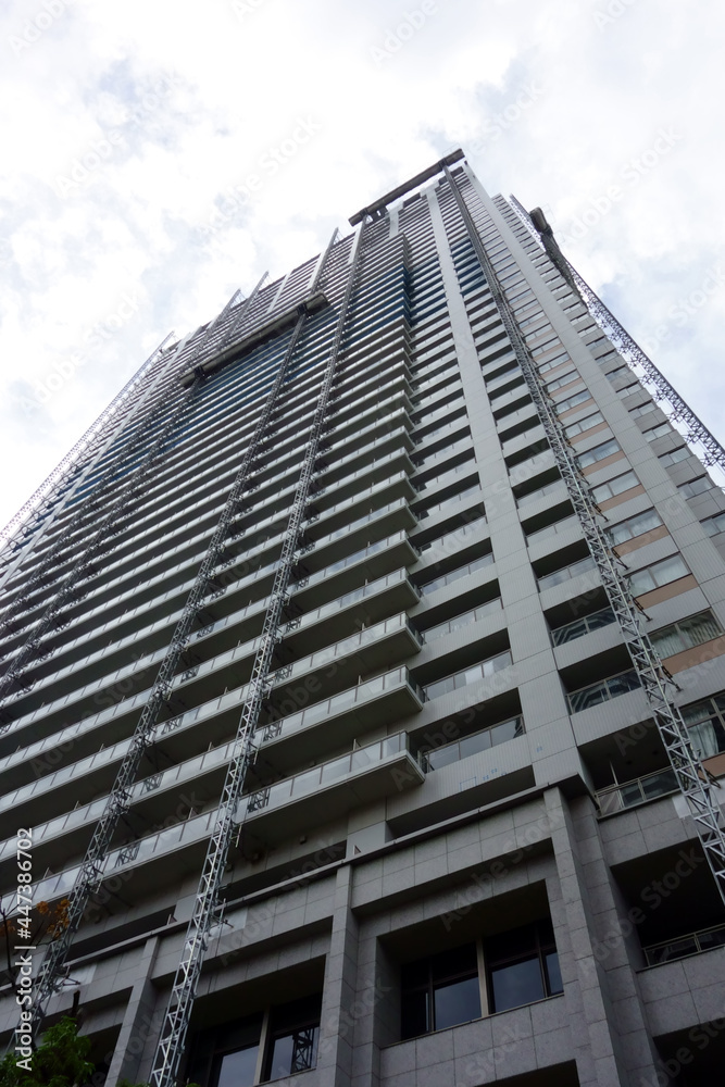 Naklejka premium 超近代的な超高層ビルの斬新なデザイン、真下からの外観模様