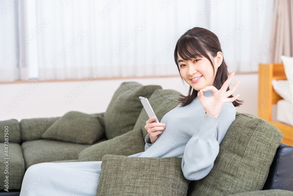 スマホを見る女性 スマホを見る女性