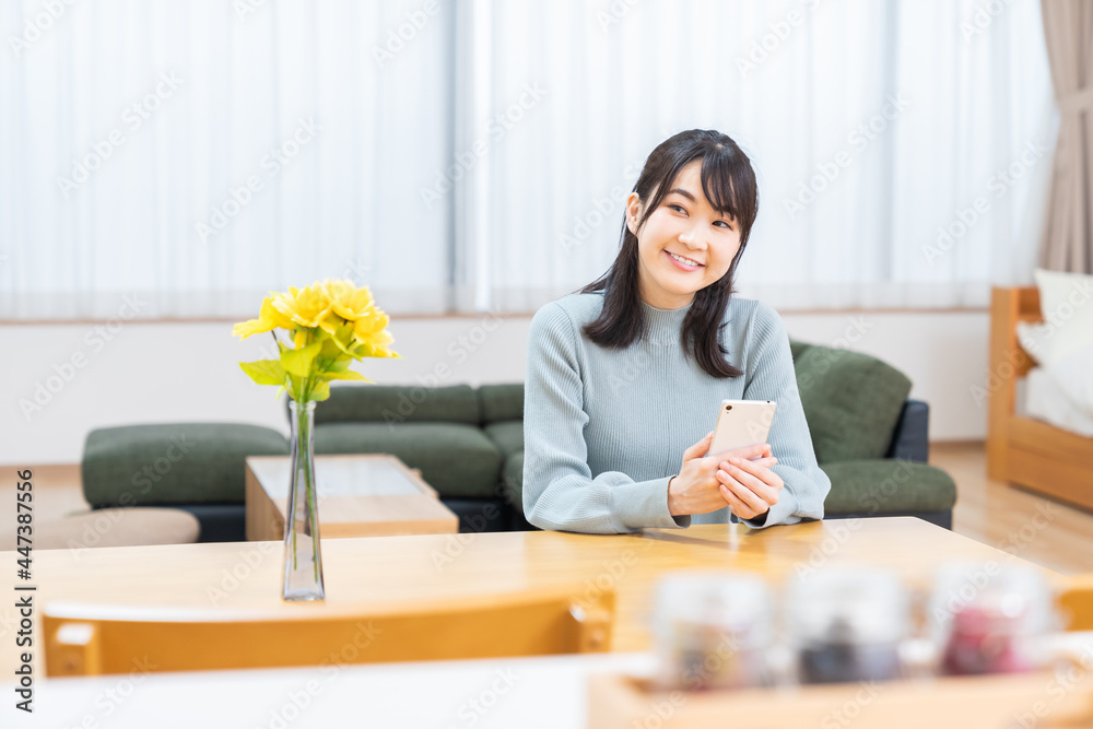 スマホを見る女性 スマホを見る女性