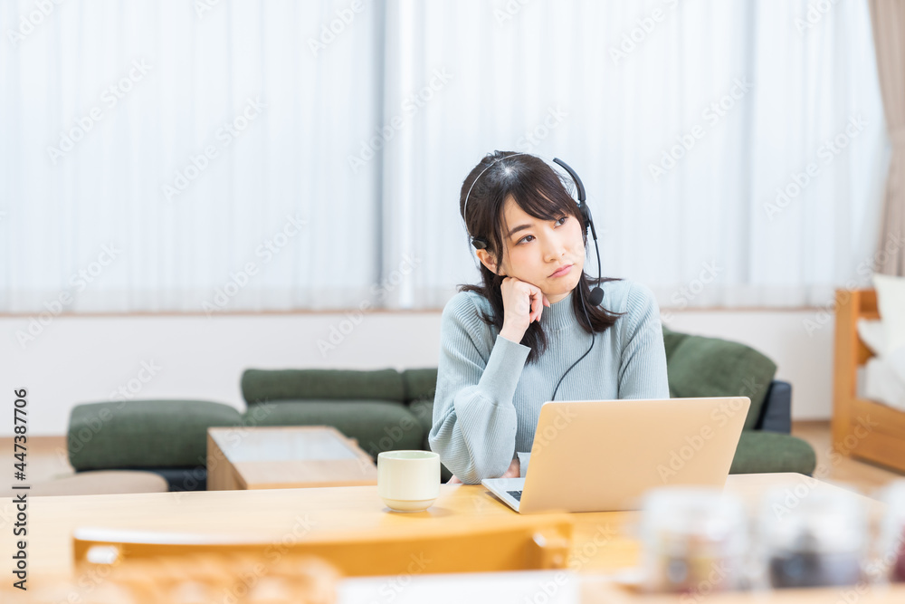 若い女性 パソコン 通信学習 考える 若い女性 パソコン 通信学習 考える