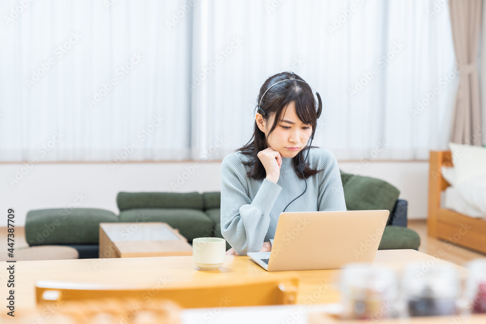 若い女性 パソコン 通信学習 考える 若い女性 パソコン 通信学習 考える