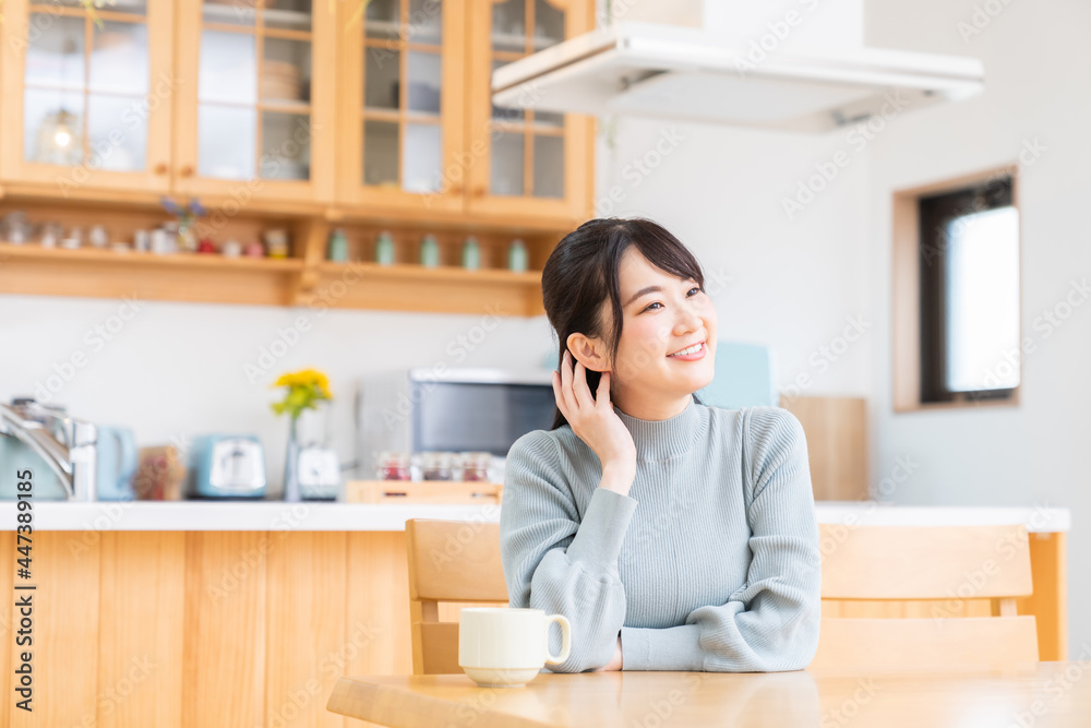 リラックスする女性 リラックスする女性