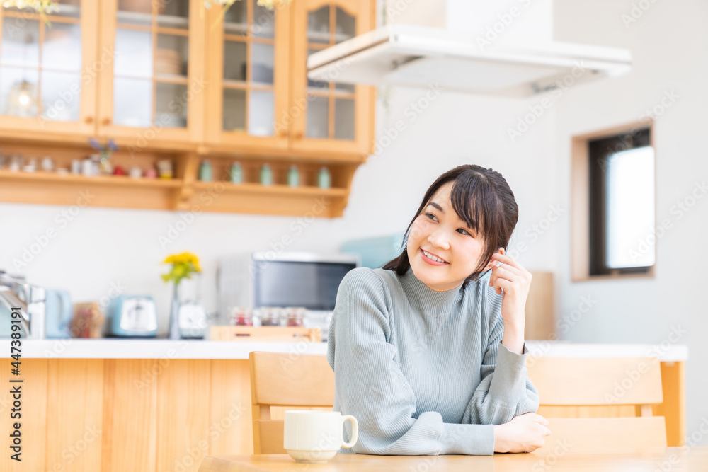 リラックスする女性 リラックスする女性