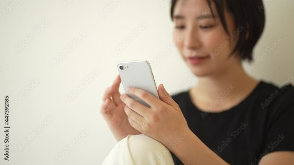 スマートフォンを操作する女性 スマートフォンを操作する女性