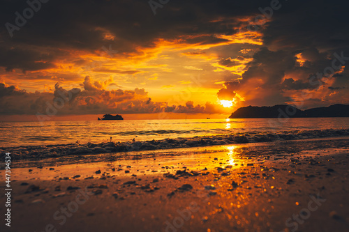 Fototapeta Naklejka Na Ścianę i Meble -  Sunrise, sunset over the beach and ocean waves on a tropical sea.