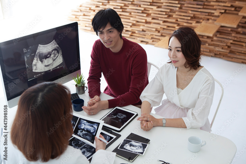 Fototapeta premium 産婦人科を受診する若い夫婦