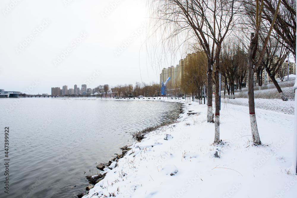 Snow scenery along the river in city Park in winter