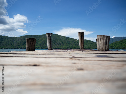 Muelle en una laguna  cielo azul