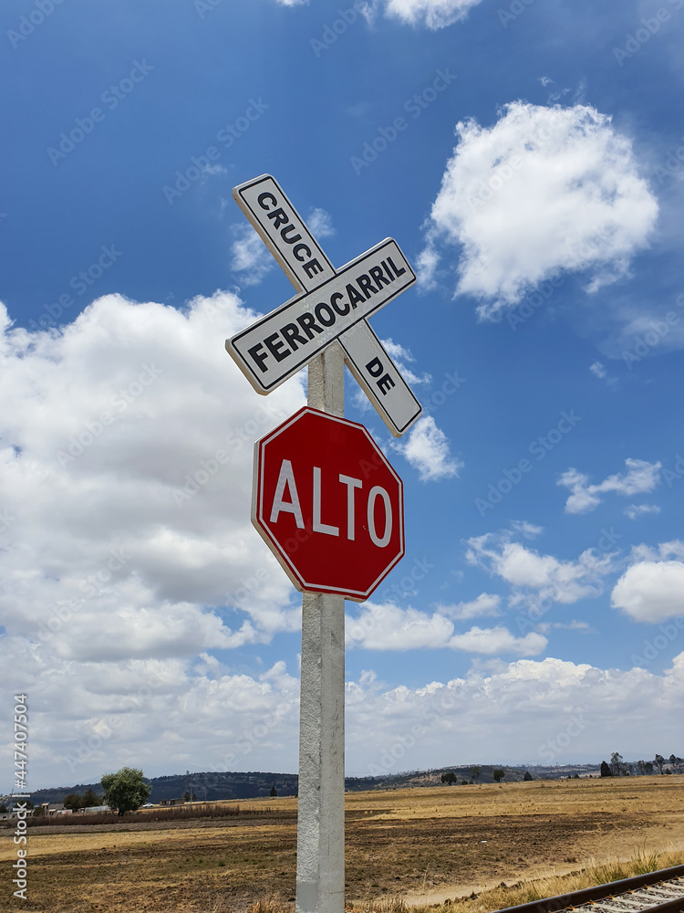 Señalamiento de detenerse, en cruce de vías del ferrocarril, México