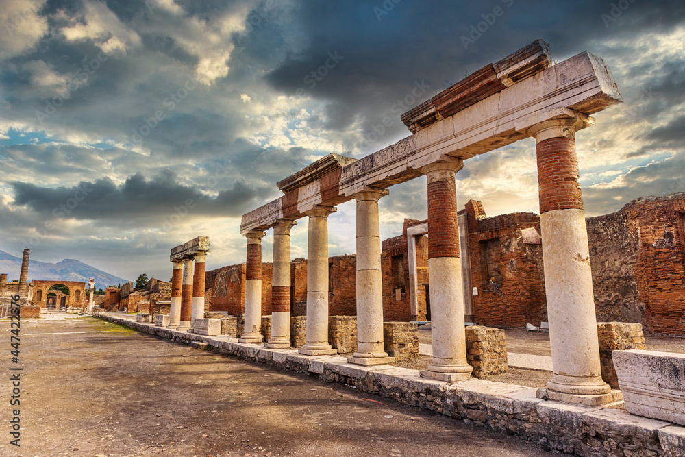 Obraz premium View of the Forum at Pompeii, Italy