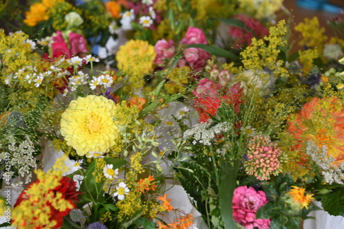 Blumenstrauß mit Sommerblumen und Wiesenblumen