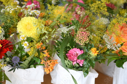 Blumenstrauß mit Sommerblumen und Wiesenblumen