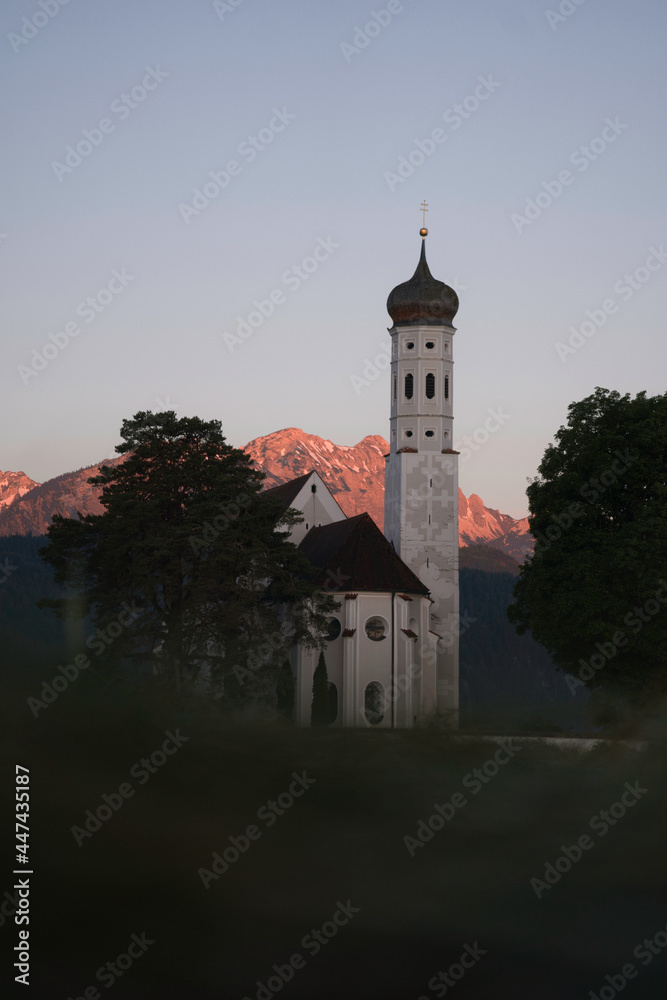 St. Kolumbianische (Coloman) Kirche in Schwangau bei Sonnenaufgang. Bayern, Deutschland
