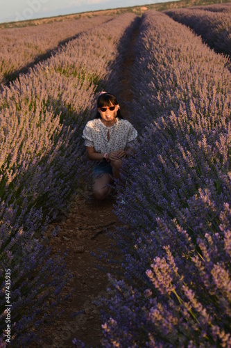 Obraz na płótnie chinese girl surrounded by flowers w salonie