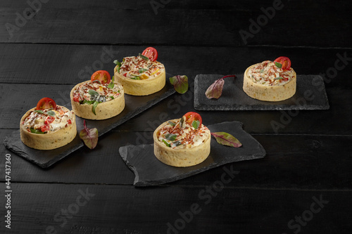 Shortbread tartlets stuffed with cream cheese and baked vegetables