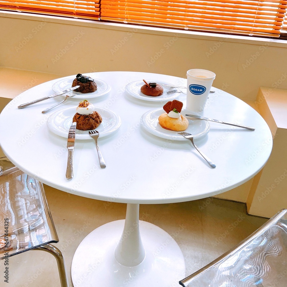 カフェのテーブルの上に置かれた４人分のケーキ Stock Photo Adobe Stock