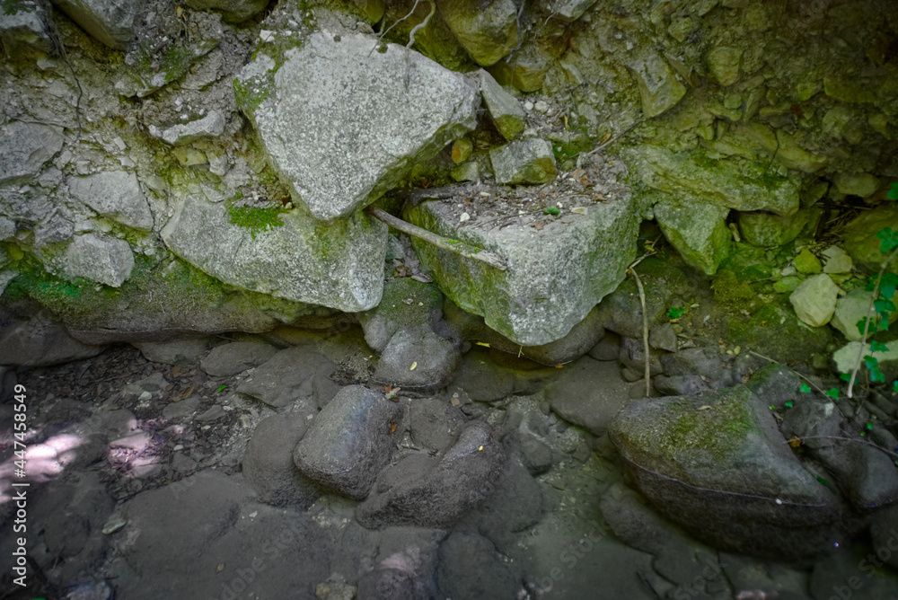 Ruscello lungo il sentiero per le cascate del Fosso di Teria a Secchiano nelle Marche Ruscello lungo il sentiero per le cascate del Fosso di Teria a Secchiano nelle Marche