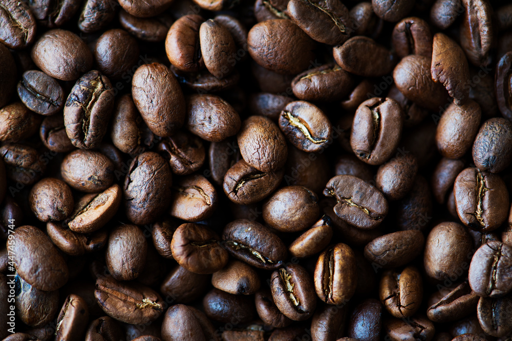 Fototapeta premium Closeup of roasted coffee beans macro