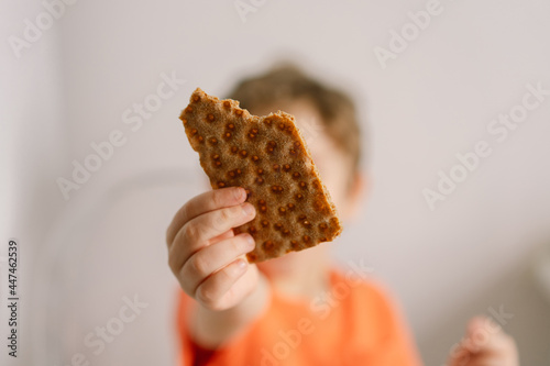 Fotografía Cute little boy eats crispbread