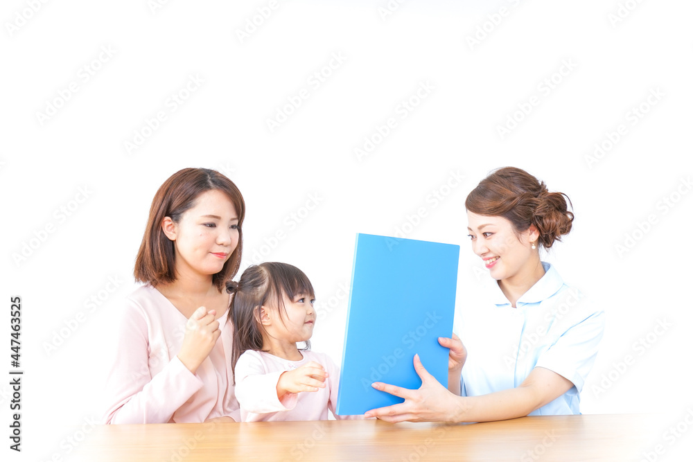 病院で診察を受ける子どもとお母さん 病院で診察を受ける子どもとお母さん