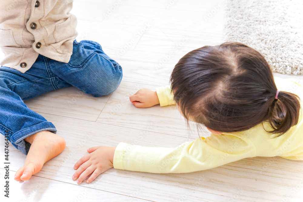 二人で遊ぶ女の子と男の子 二人で遊ぶ女の子と男の子