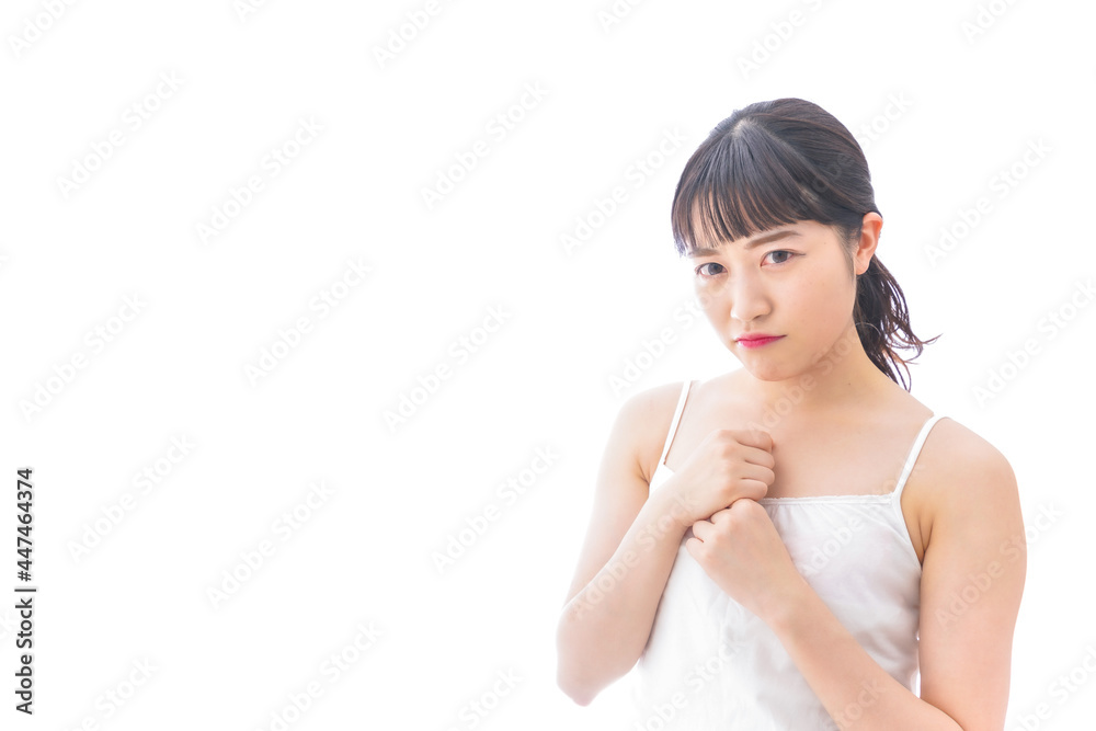 怒りを感じる若い女性