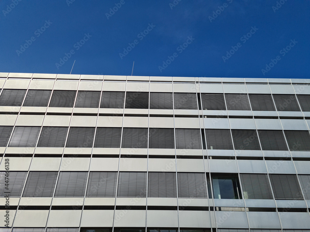 jalousien gegen die hitze im sommer an einem bürogebäude